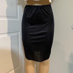 VINTAGE MONTGOMERY WARD SILKY W/ LACE BLACK LINGERIE HALF SLIP W/ SLITS SMALL